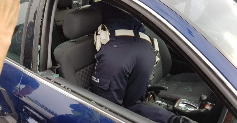Bielsko-Biała: Policjanci uratowali 3-letnie dziecko [ZDJĘCIA] Rodzice zamknęli je w samochodzie i poszli na zakupy (fot.KMP Bielsko-Biała)