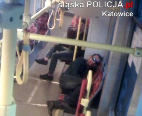 Katowice: Poznajecie ich? [ZDJĘCIA] To oni pobili 64-latka na ulicy Gliwickiej (fot.Śląska Policja)
