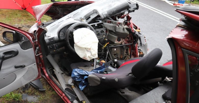 Śląskie: Wypadek w Rudach. Kierowca opla zderzył się z ciężarówką [ZDJĘCIA] (fot.Ślaska Policja)