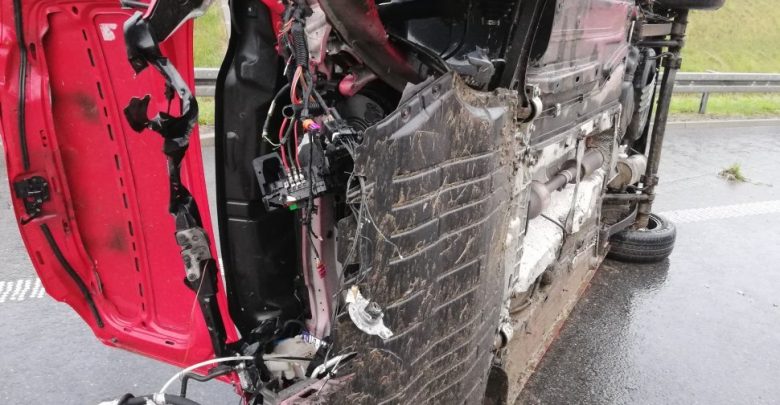 Wypadek na A1. Volkswagen caddy uderzył w bariery energochłonne. Z auta wypadł silnik [ZDJĘCIA] (fot.Śląska Policja)
