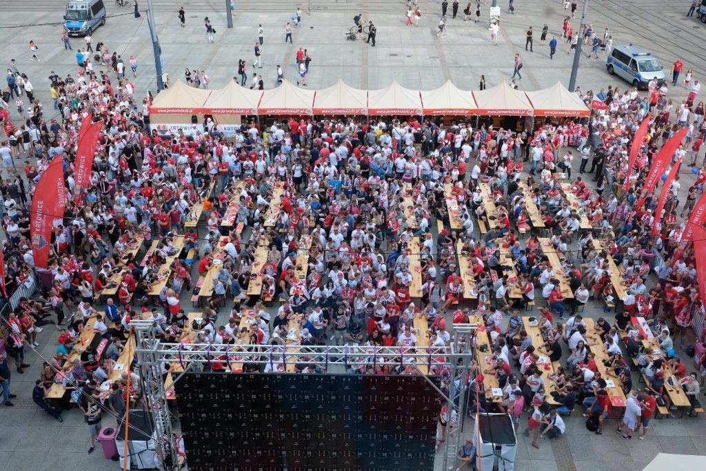 Strefa kibica w Katowicach na meczu Polska-Senegal pęka w szwach. Mecz oglądają tysiące, przyszły całe rodziny (fot.Paweł Jędrusik)