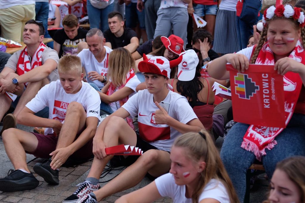 Strefa kibica w Katowicach na meczu Polska-Senegal pęka w szwach. Mecz oglądają tysiące, przyszły całe rodziny (fot.Paweł Jędrusik)