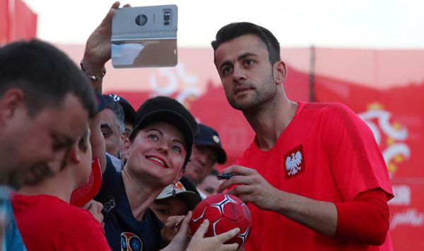 Polscy kibice opanowali Moskwę! Plac Czerwony i stadion Spartaka biało-czerwone przed meczem Polska-Senegal (fot.TVP Info)