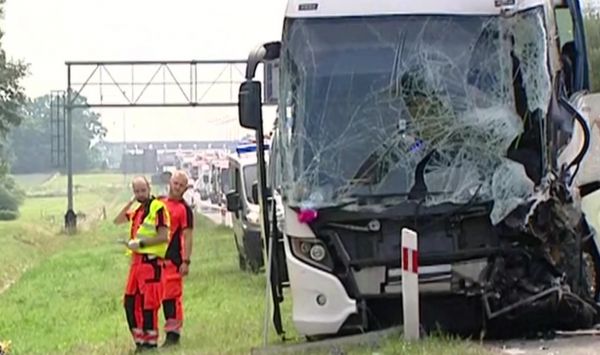 Wypadek autokaru z dziećmi na autostradzie A4. Wśród rannych są dzieci, które podróżowały autobusem (TVP Info)