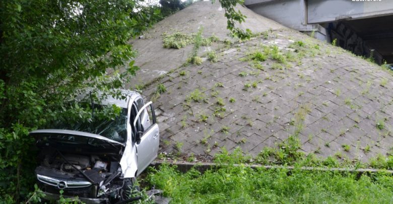 Śląskie: Wypadek na DK 78. Samochód osobowy spadł z wiaduktu (fot.policja)