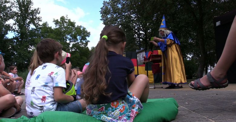 Cyrkobus przyjechał do Katowic. Ognimistrze i iluzjoniści urządzili pokazy w Parku Budnioka, wystąpią także na Giszowcu i w Bogucicach