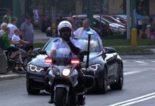 Tysiące samochodów i motocykli przyjechało do Tychów na święcenie pojazdów. Ksiądz poświęcił je z kabrioletu