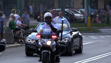 Tysiące samochodów i motocykli przyjechało do Tychów na święcenie pojazdów. Ksiądz poświęcił je z kabrioletu