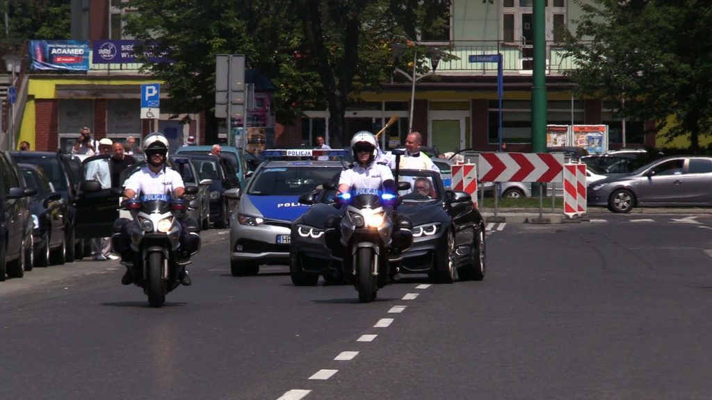 Tysiące samochodów i motocykli przyjechało do Tychów na święcenie pojazdów. Ksiądz poświęcił je z kabrioletu