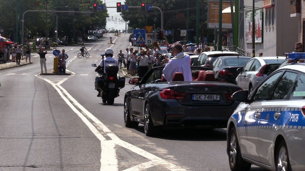 Tysiące samochodów i motocykli przyjechało do Tychów na święcenie pojazdów. Ksiądz poświęcił je z kabrioletu