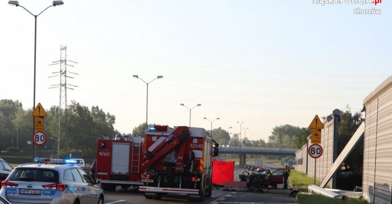 Śmiertelny wypadek na DTŚ w Chorzowie. We wtorek, 31 lipca na Drogowej Trasie Średnicowej samochód wjechał w barierę dźwiękochłonną(KMP Chorzów)