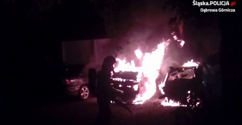 Pożar samochodów w Dąbrowie Górniczej [WIDEO, ZDJĘCIA] Auta spłonęły doszczętnie (fot.KMP Dąbrowa Górnicza)