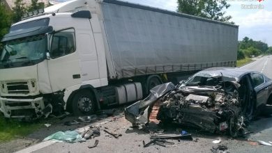 Śmiertelny wypadek w Szczekocinach. Osobówka zmiażdżona po zderzeniu z TIRem (fot.KPP Zawiercie)