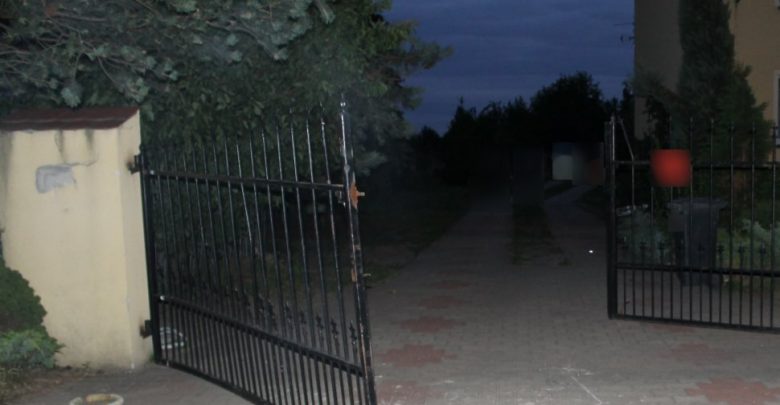 Śląskie: Ukradł samochód, staranował bramę i zabarykadował się w cudzym mieszkaniu (KPP Tarnowskie Góry)