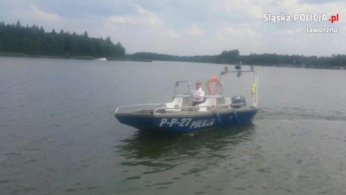 Chciał przepłynąć zalew Sosina. Mężczyznę musiała ratować policja (fot.KWP Katowice)