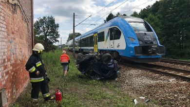 Wypadek w Piasku. Pociąg zderzył się z audi [ZDJĘCIA] (fot.Paweł Jędrusik)