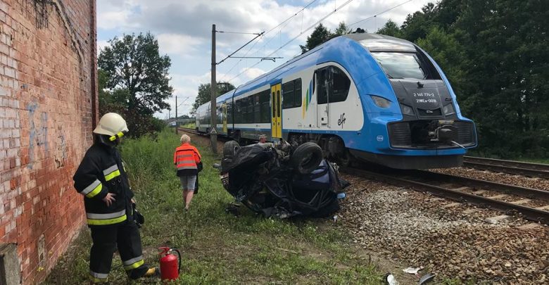 Wypadek w Piasku. Pociąg zderzył się z audi [ZDJĘCIA] (fot.Paweł Jędrusik)