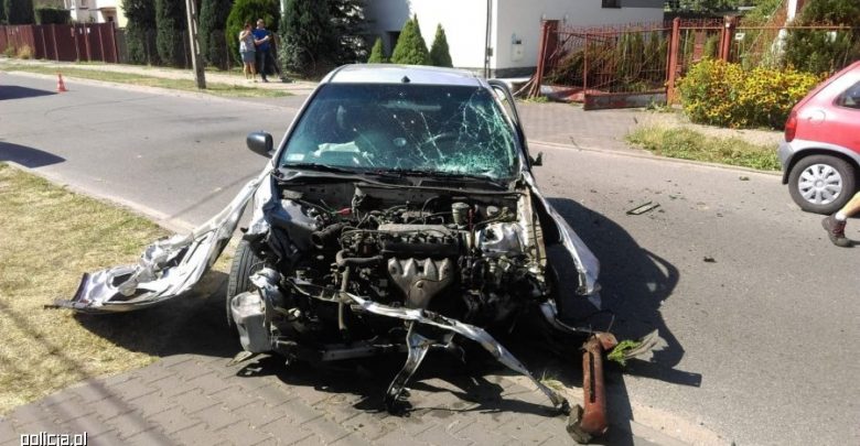 Pijany kierowca Hondy Civic spowodował dwa zderzenia i zniszczył dwie bramy! (fot.KWP Łódź)