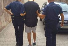 Przed policjantami uciekinier salwował się ucieczką do rzeki. Nic mu to nie dało (fot.policja.pl)