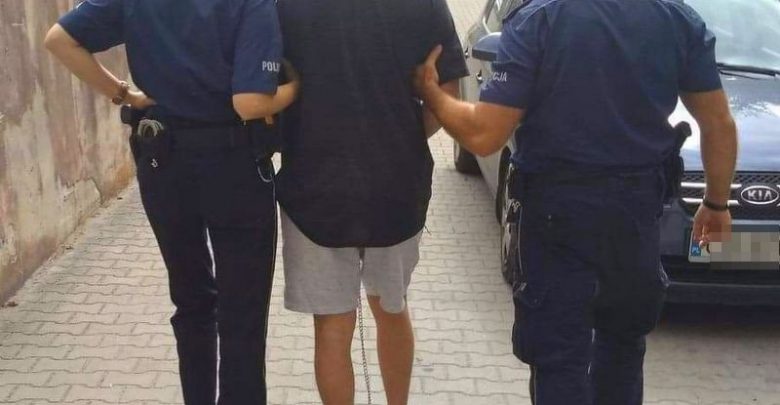 Przed policjantami uciekinier salwował się ucieczką do rzeki. Nic mu to nie dało (fot.policja.pl)