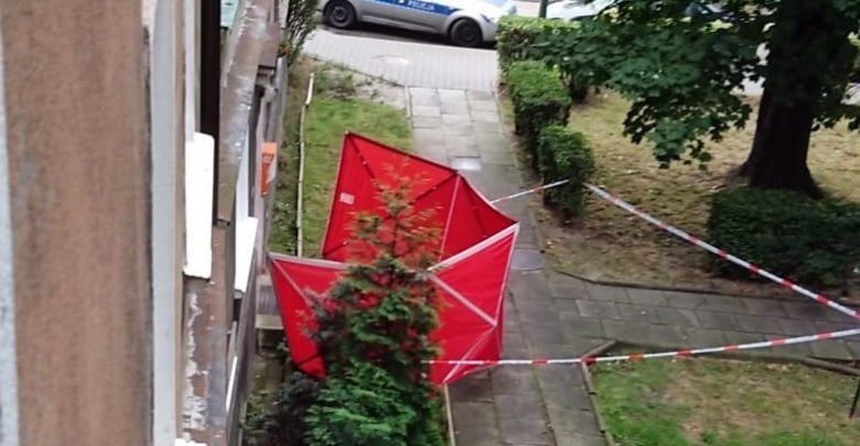 Dramat w Tychach. Przed klatką schodową jednego z budynków przy ulicy Batorego, znaleziono zakrwawione zwłoki kobiety (www.112tychy.pl)