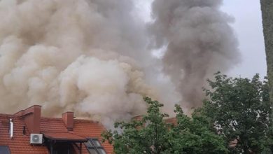 Pożar kamienicy przy ulicy Cienistej w Tychach. Pożar wybuchł po tym, jak trafił go piorun! (fot.Sebastian Świerczyński)