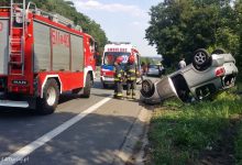 Wypadek i dachowanie na DK 44 w Mikołowie. Zderzyły się dwie osobówki (fot.www.112tychy.pl)