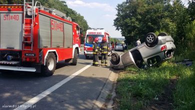 Wypadek i dachowanie na DK 44 w Mikołowie. Zderzyły się dwie osobówki (fot.www.112tychy.pl)