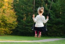 "Niski, łysy z brodą." Policja poszukuje zboczeńca, który obnażał się przed dziewczynką (fot. poglądowe pixabay)