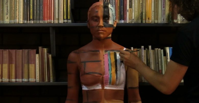 Maluje na ciałach modelek dzieła sztuki! Niesamowity bodypainting w Jaworznie