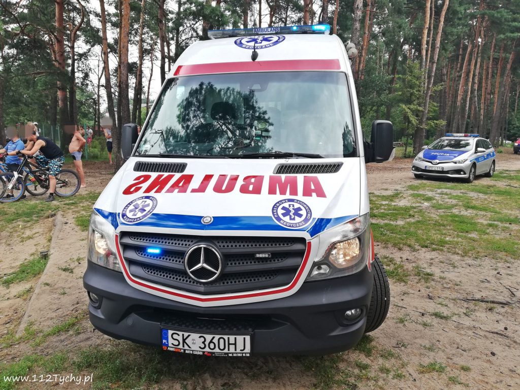 Dramatyczna akcja ratunkowa na oczach tłumu! 17-latek topił się w zalewie Łysina! (fot.www.112tychy.pl)