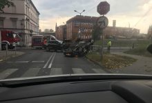 Katowice: Opel dachował na ulicy Wróblewskiego. Ruch na tej ulicy jest zablokowany (fot. Piotr Matwiejew)