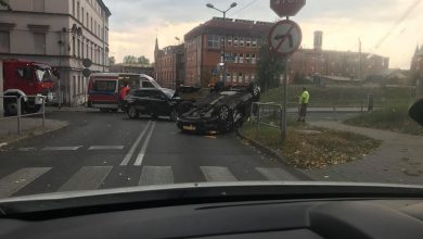 Katowice: Opel dachował na ulicy Wróblewskiego. Ruch na tej ulicy jest zablokowany (fot. Piotr Matwiejew)