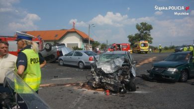 Groźny wypadek w Koziegłowach (powiat myszkowski) na Drodze Krajowej nr 1. W zderzeniu 4 samochodów ucierpiały 3 osoby (fot.policja)