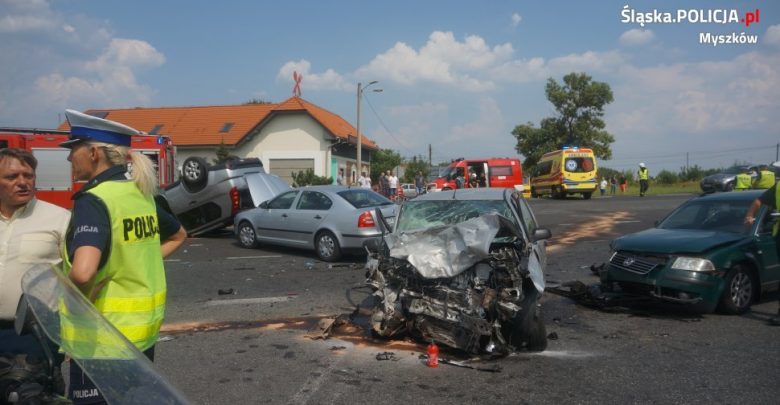 Groźny wypadek w Koziegłowach (powiat myszkowski) na Drodze Krajowej nr 1. W zderzeniu 4 samochodów ucierpiały 3 osoby (fot.policja)