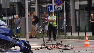 Kierowca staranował rowerzystów i pieszych! Zatrzymał się dopiero na autobusie! (fot.TVP Info)