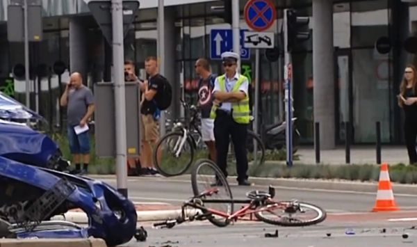 Kierowca staranował rowerzystów i pieszych! Zatrzymał się dopiero na autobusie! (fot.TVP Info)