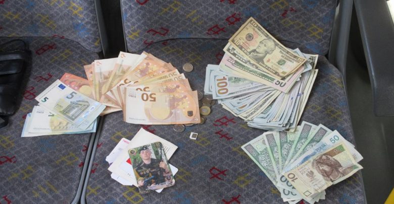 Kierowca znalazł w autobusie prawdziwą fortunę! Do kogo należy saszetka z pieniędzmi (fot.PKM Wrocław)