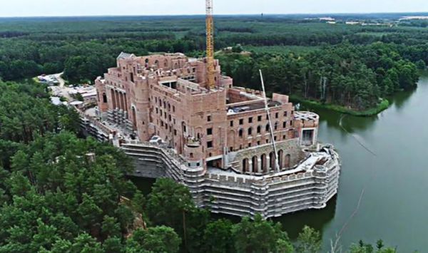Zamek w Puszczy Noteckiej jeszcze nie do rozbiórki. Co z olbrzymią budowlą w Stobnicy?