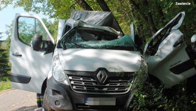 Dramatyczne sceny na drodze w Porębie. Pijany kierowca dostawczaka staranował Skodę. Ucieczkę z miejsca wypadku zakończył na drzewie (fot. KPP Zawiercie)