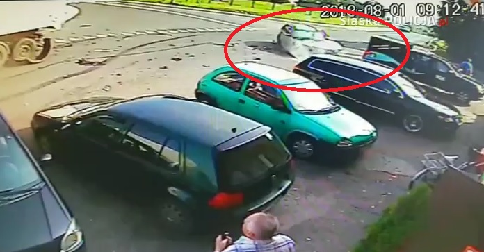 Śląskie: Kierowca BMW przejechał STOP i wbił się w ciężarówkę! Wszystko nagrała kamera (fot.policja)