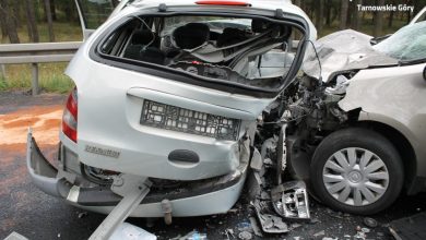 Koszmarny wypadek w miejscowości Koty pod Tarnowskimi Górami. W zderzeniu dwóch osobowych Renault, zginął kierowca jednego z samochodów (fot.KPP Tarnowskie Góry)