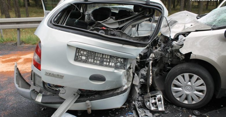 Koszmarny wypadek w miejscowości Koty pod Tarnowskimi Górami. W zderzeniu dwóch osobowych Renault, zginął kierowca jednego z samochodów (fot.KPP Tarnowskie Góry)