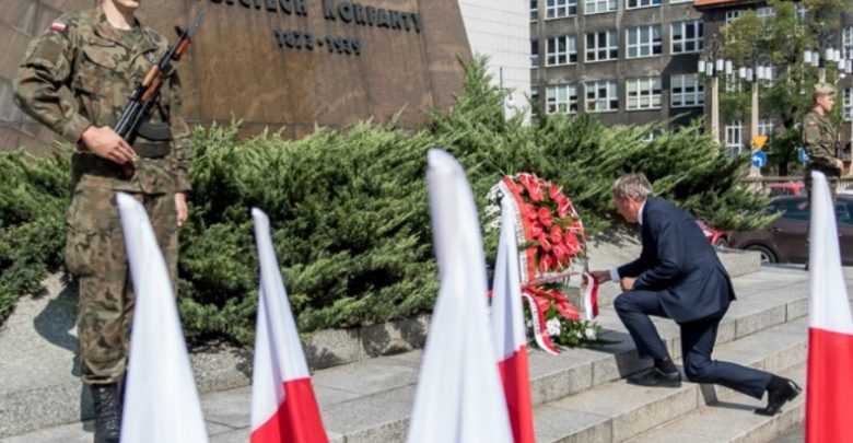 Z okazji 79 rocznicy śmierci Wojciecha Korfantego złożono kwiaty na jego grobie oraz pod pomnikiem na placu Sejmu Śląskiego