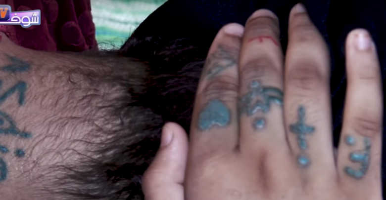 Porwali i grupowo gwałcili 17-latkę. Później oszpecili ją tatuażami (fot. youtube chouftv)