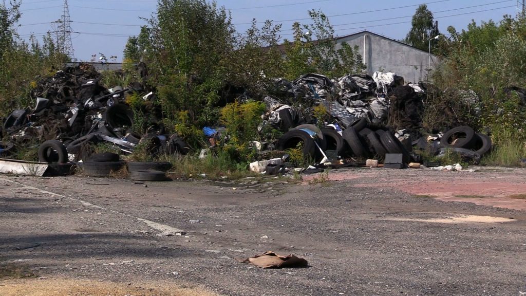 Sosnowiec: Gdzie jest firma, która porzuciła śmieci przy ul.Radocha? Odpadów są tony