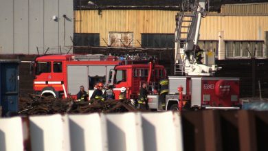 Kłęby dymu nad Radzionkowem. W ogniu stanął zakład recyklingu samochodów