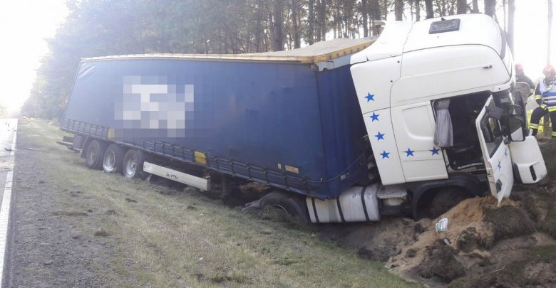 Motocyklista zderzył się z samochodem ciężarowym [ZDJĘCIA] Zginął na miejscu (fot.Policja Kujawsko-Pomorska)