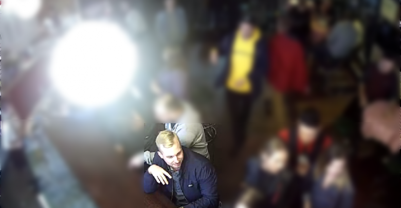 Ktoś z Was go poznaje? [FOTO] Zaatakował mężczyznę nożem pod pubem (fot.KRP I - Śródmieście)