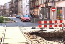 Tramwaje przestały jeździć, a prace na ulicy Katowickiej w Bytomiu jak stały... tak stoją. Utrudnienia w ruchu trwają tu od lutego a mieszkańcy mają tego dość.